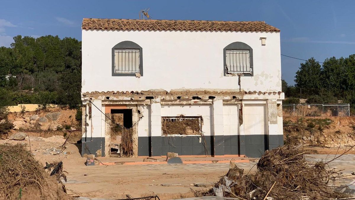 Veïns d’una urbanització de Torrent denuncien que continuen sense subministrament d’aigua i sense carreteres des de la DANA