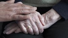Sanidad elimina limitaciones a visitas en residencias de mayores y lo deja en manos de las CC.AA