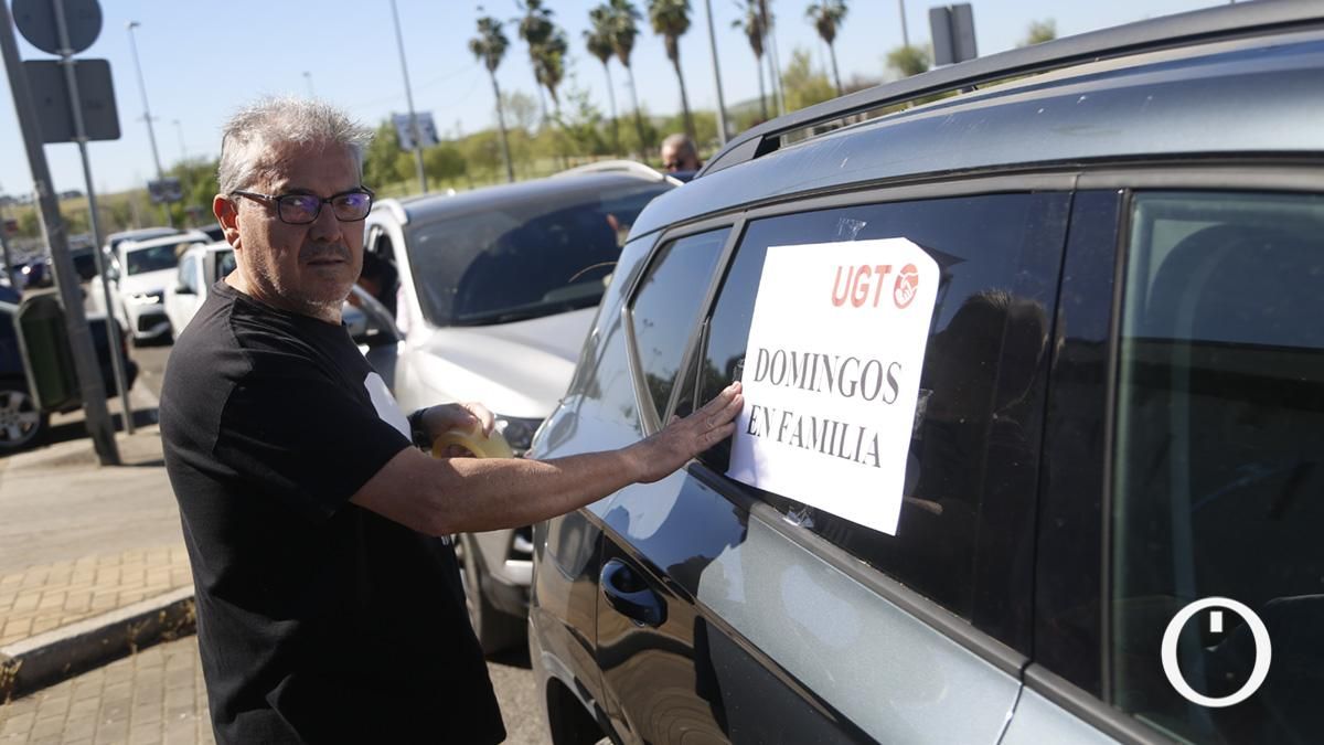 Caravana de vehículos para mostrar su disconformidad con la apertura de comercios en domingos y festivos