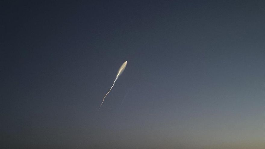 Un misil cruza el cielo iraní