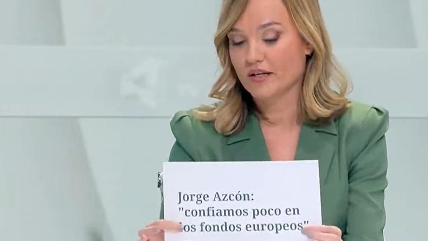 Pilar Alegría muestra un tuit de Jorge Azcón sobre los fondos europeos.