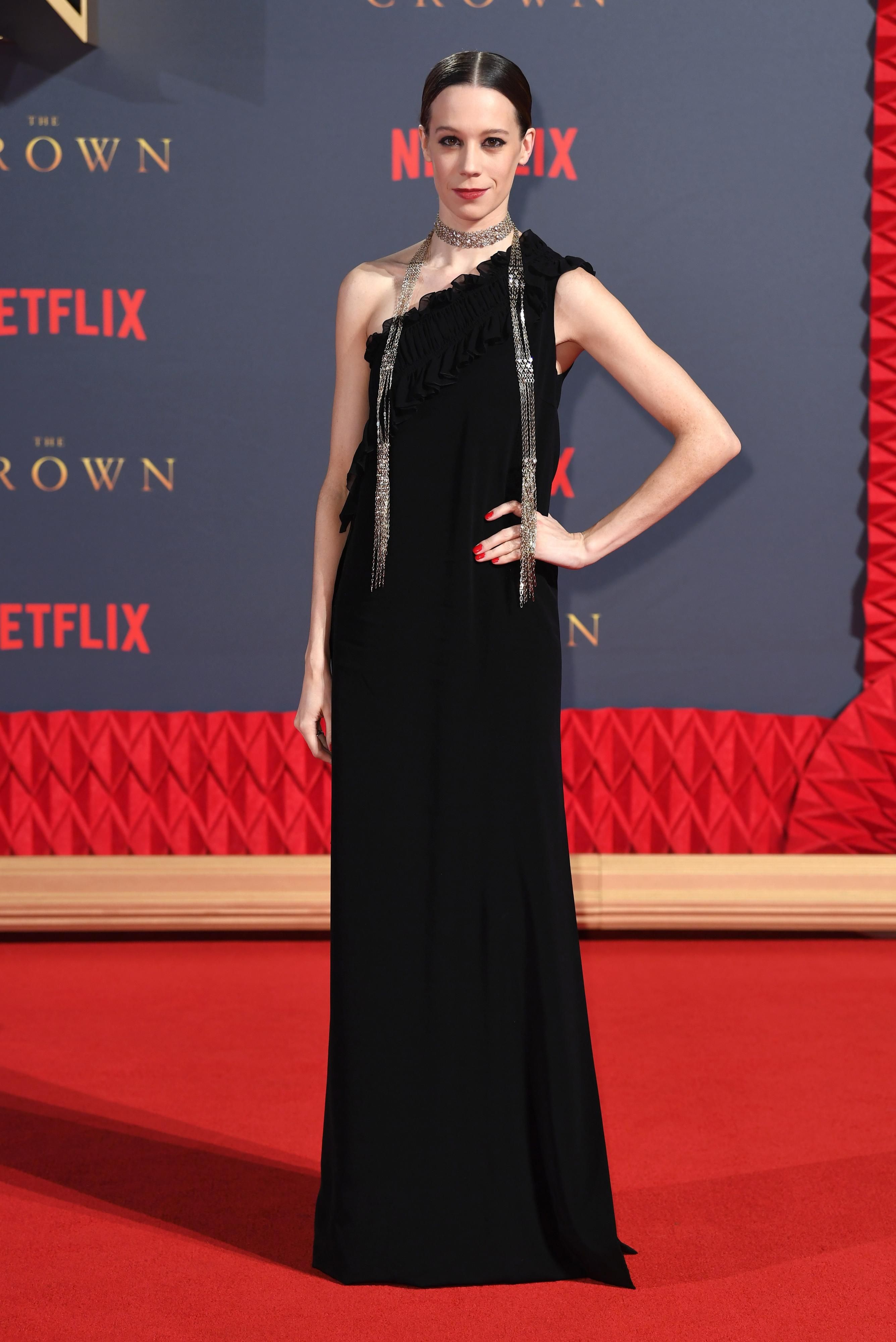 Chloe Pirrie en la première de The Crown 2 en Netflix
