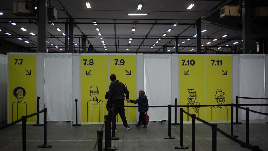 Un niño acude a recibir la vacuna contra el Covid-19, en la Fira de Barcelona, a 15 de diciembre de 2021