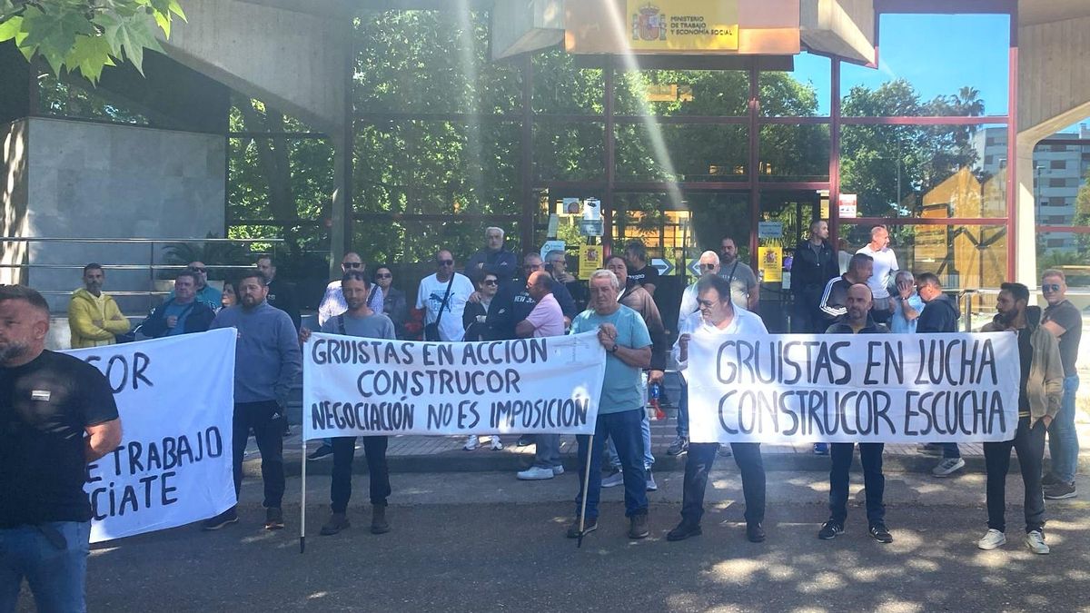 Concentración de los operadores de grúa ante la Inspección de Trabajo.