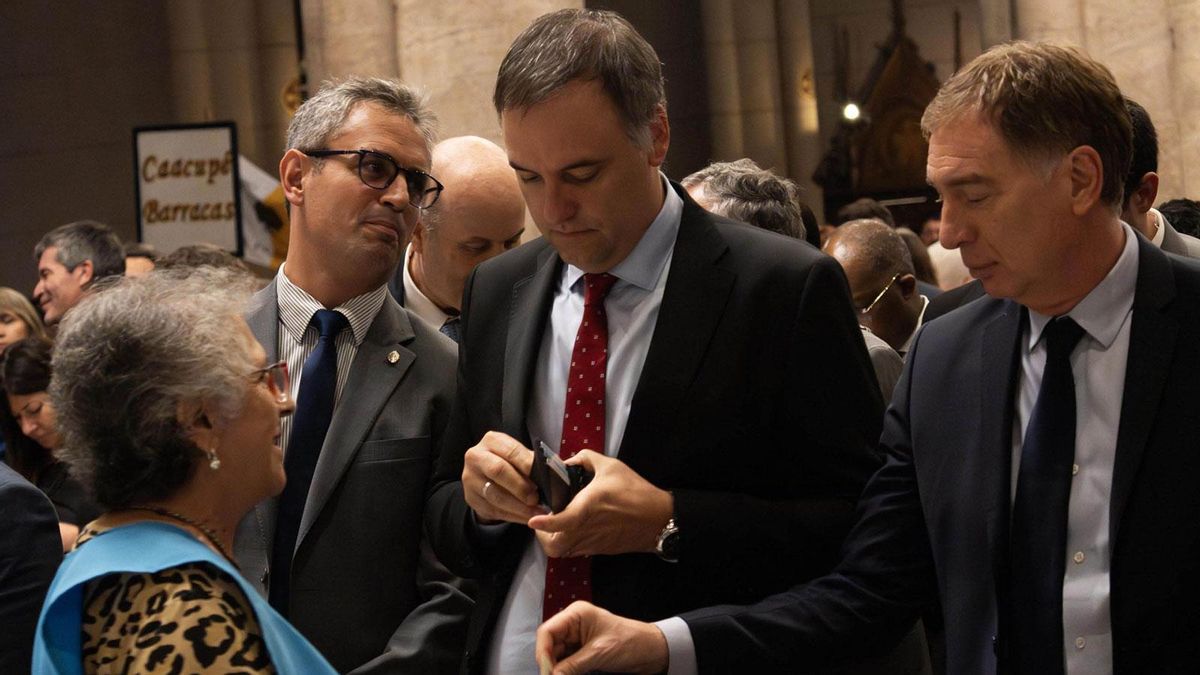 Adorni confirmó que irá al Senado en julio mientras la oposición pide una moción de censura