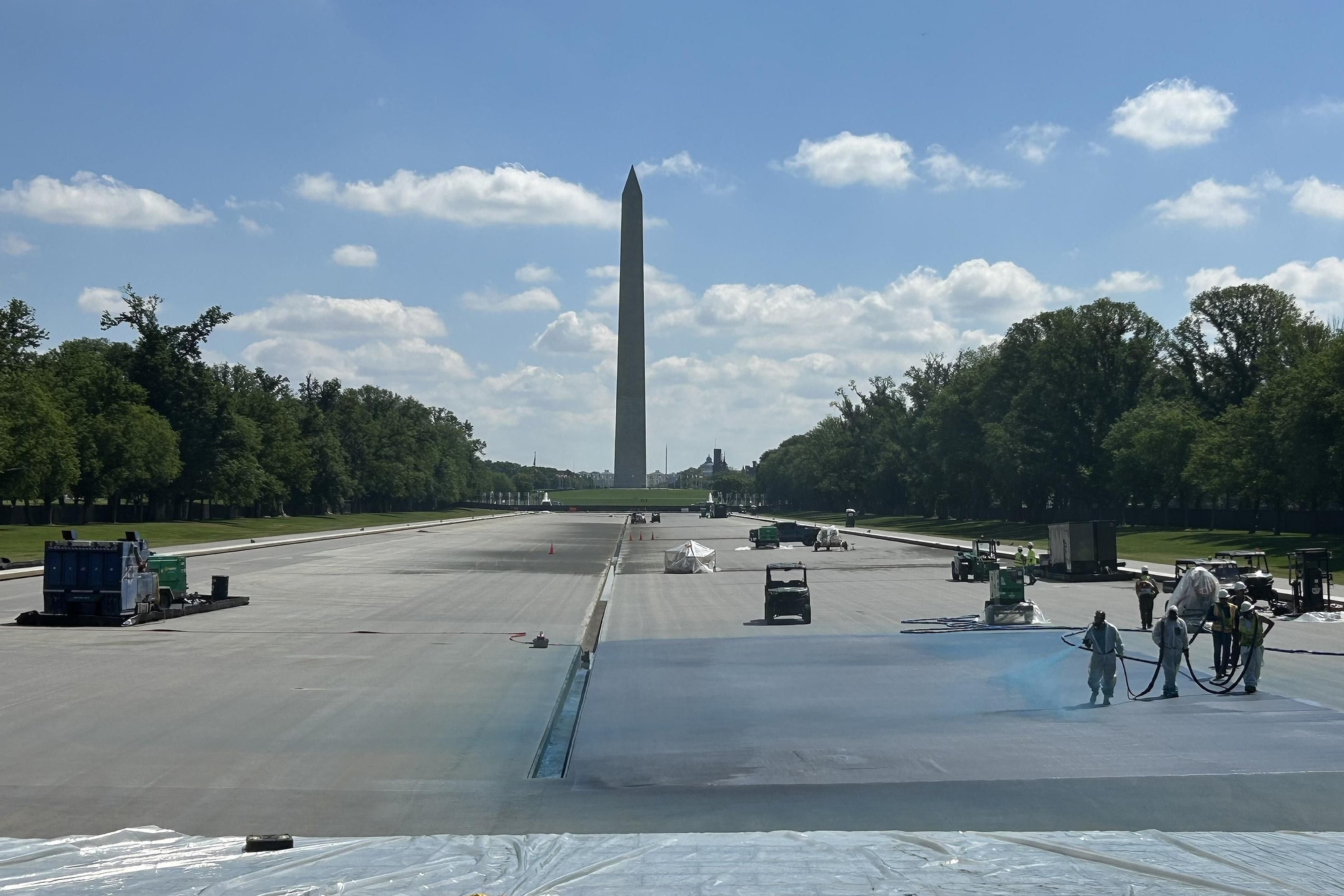 Personas pintan de azul la superficie del estanque reflectante de Washington este lunes, en la Explanada Nacional en Washington (EE.UU.). EFE/ Leonor Trinidad / Máxima calidad posible