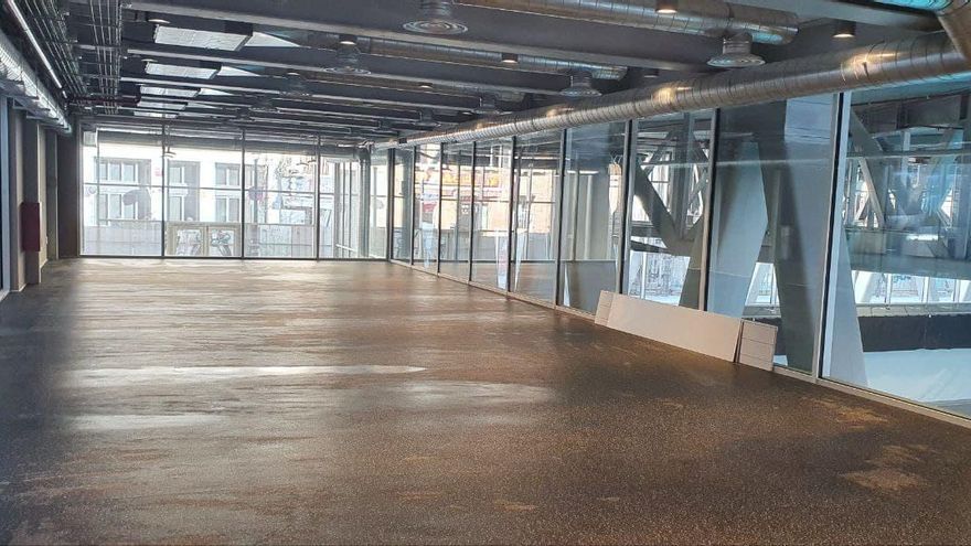 Polideportivo de la Cebada - sala con vistas a la piscina