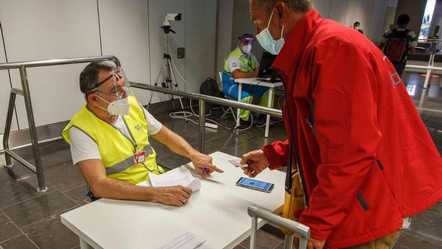 En los controles en los aeropuertos de Canarias ahora solo se pedirán las pruebas diagnósticas negativas a los viajeros
