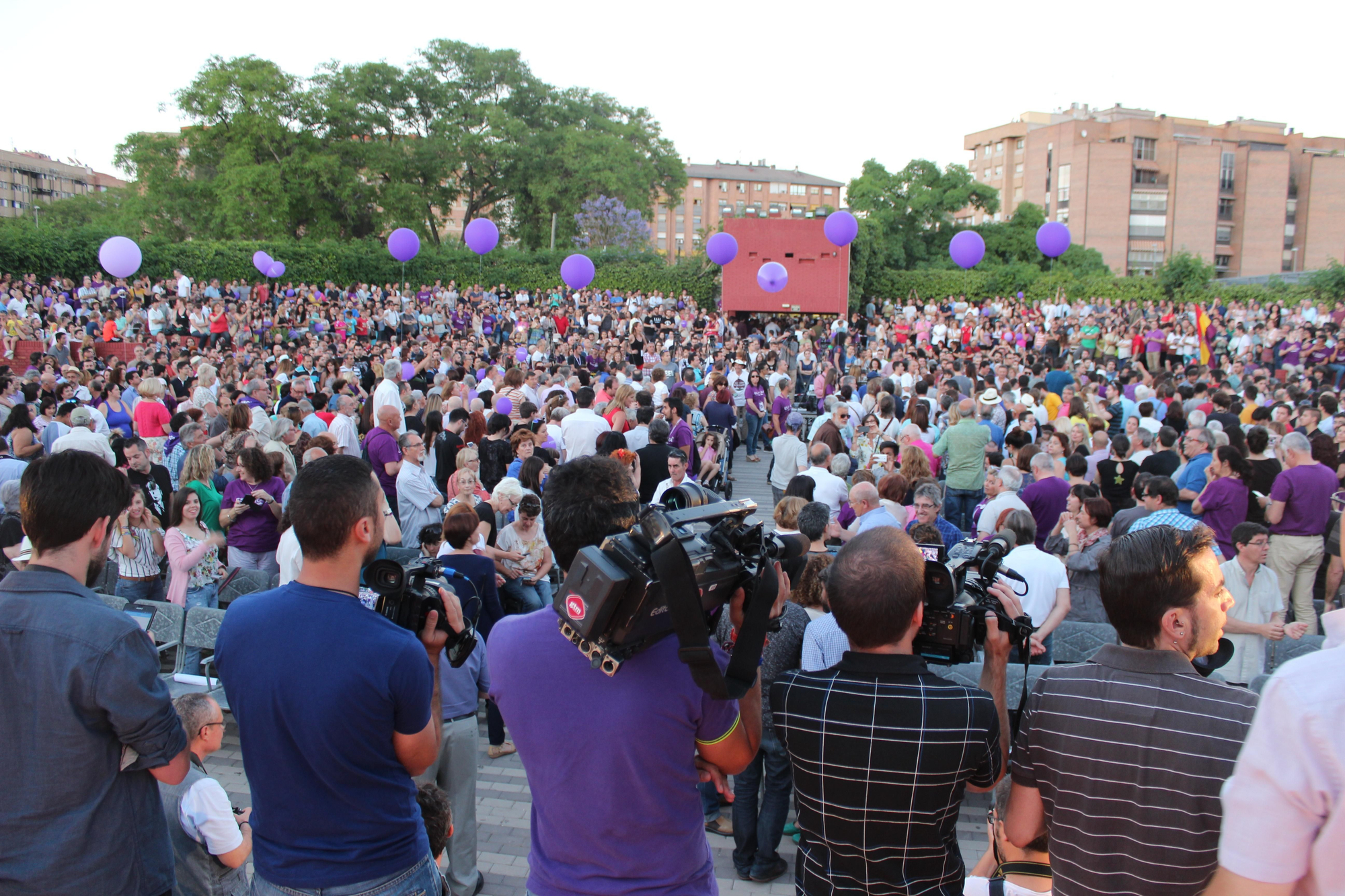 Periodistas gráficos sobre el escenario, esperando la entrada de Pablo Iglesias en el mitin de Murcia / PSS