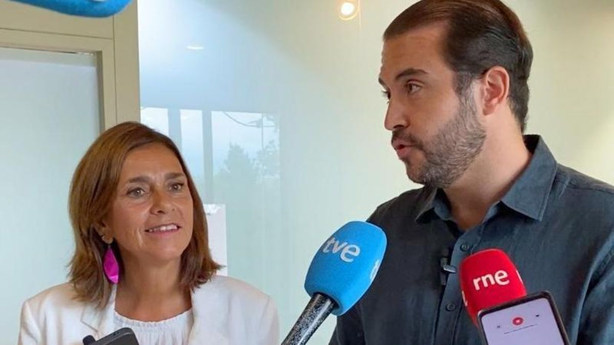 La candidata regionalista, Paula Fernández Viaña, junto al presidente de la Asociación de Hostelería, Eduardo Lamadrid.