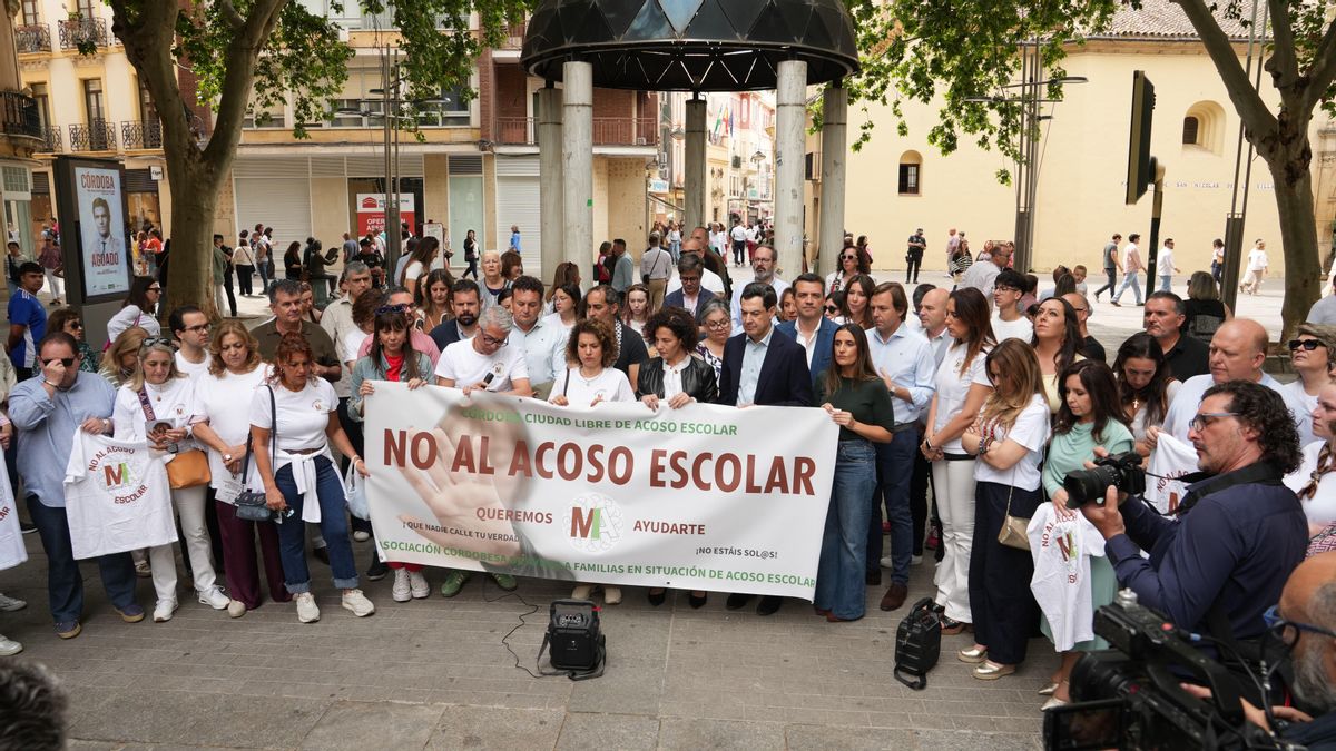 Juanma Moreno participa en la concentración por el Día Internacional contra el Acoso Escolar