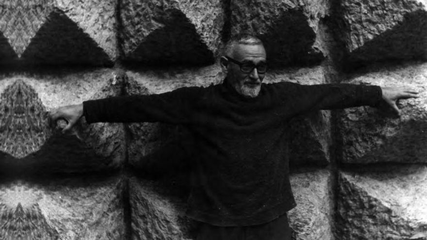 Oteiza delante de la fachada de la basílica Fundación Oteiza