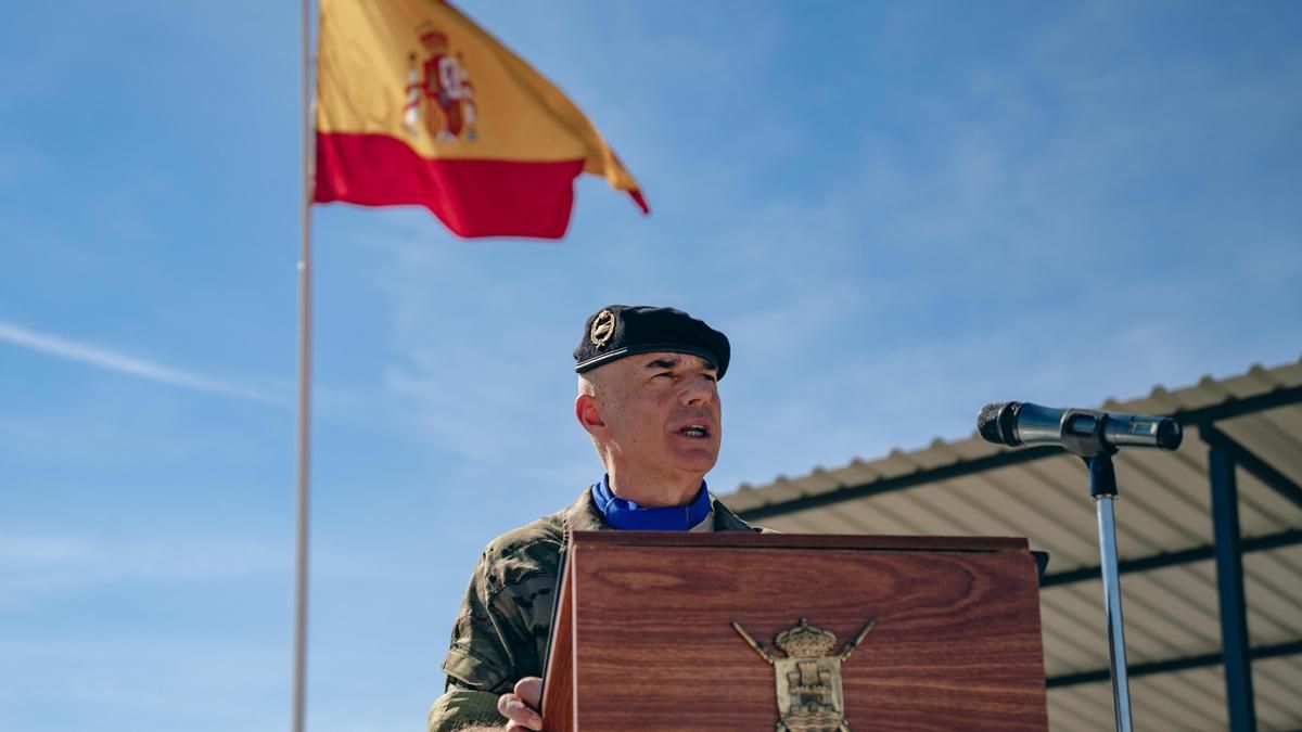 El general Ruiz dirigiéndose  a la formación