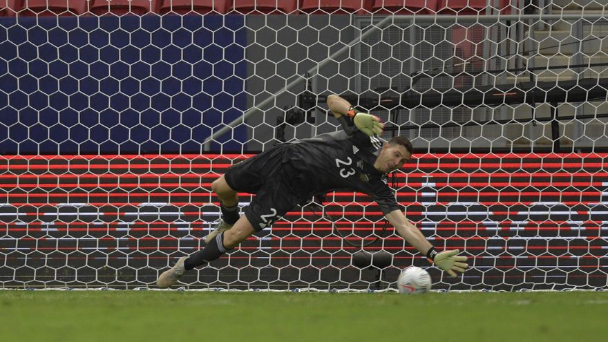 Adiós al "mirá que te como, hermano": la FIFA oficializó la "Ley Anti Dibu Martínez" en los penales: qué cambió