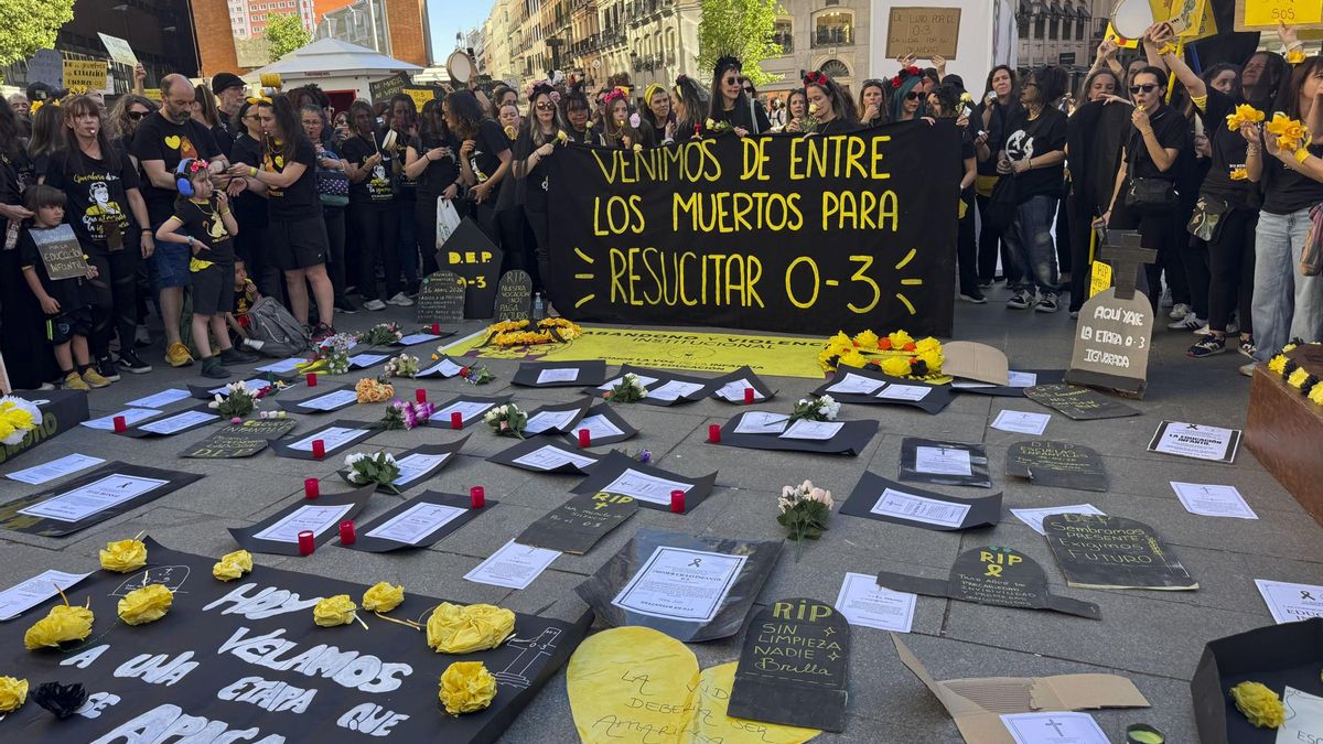 Asistentes a la concentración convocada por la Plataforma Laboral de Escuelas Infantiles (PLEI), que mantiene convocada una huelga indefinida desde el 7 de abril, este jueves en la Plaza de Callao, en Madrid.