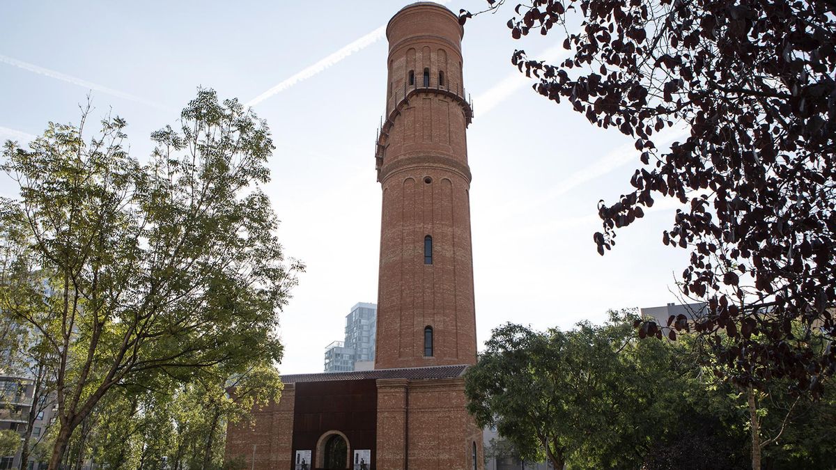 Construida en el siglo XIX para proveer de agua a la ciudad de Barcelona, esta torre es hoy un importante archivo municipal