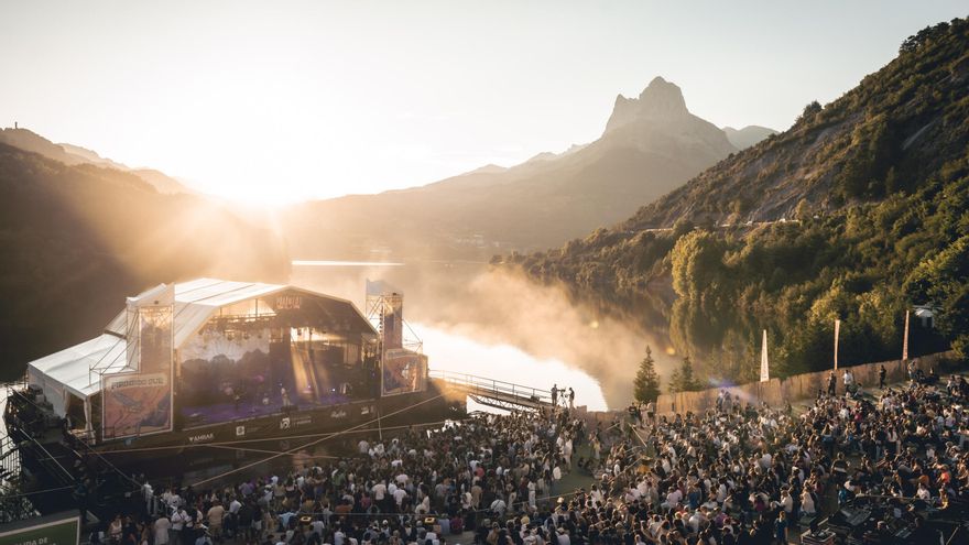 Música, montaña y un escenario flotante: otro año del legendario y renovado Pirineos Sur