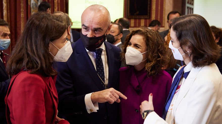 Antonio Muñoz dialoga con las ministras Reyes Maroto, María Jesús Montero y Pilar Llops.