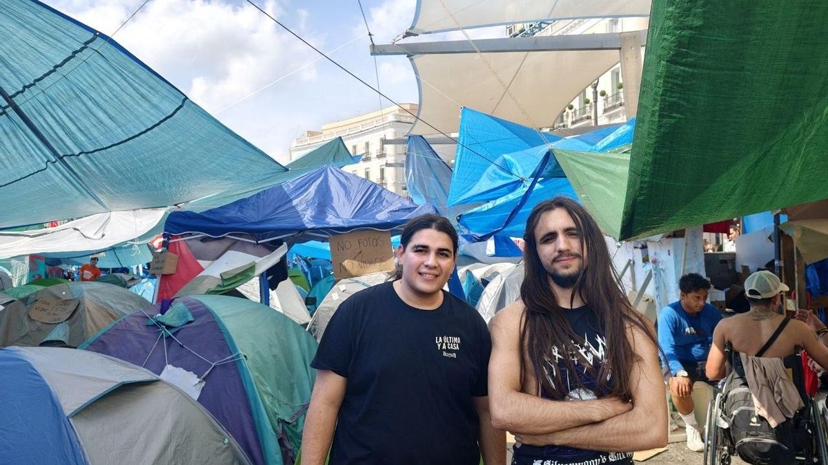 Iker y Lucas, dos de los manifestantes que acampan estos días en Sol
