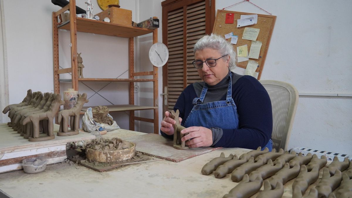Coloma Cañellas trabaja en su taller de Sa Cabaneta modelando artesanalmente figuras de siurell, una de las expresiones más emblemáticas de la cerámica popular mallorquina.