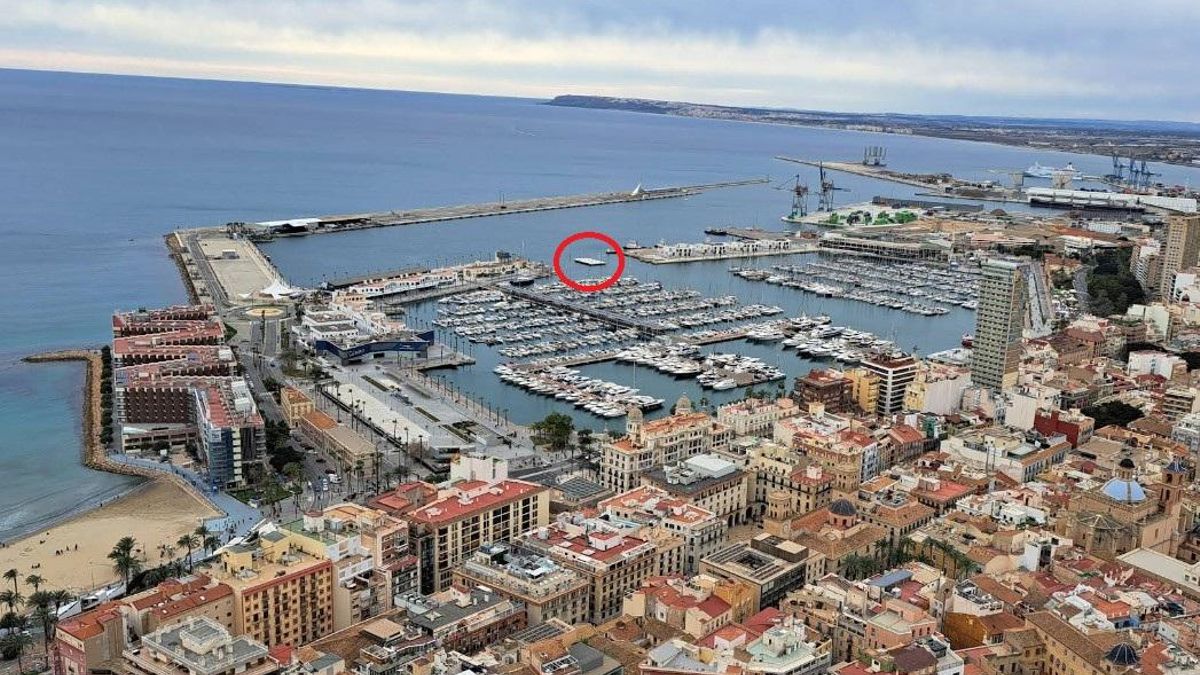 L'illa artificial, encerclada de roig, al centre de la bocana interior del port d'Alacant.