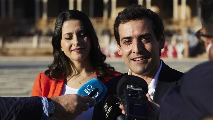 El presidente de Renew Europe Group en el Parlamento Europeo, Stephané Séjourné, atiende a los medios de comunicación durante la visita a la Plaza de España junto a Inés Arrimadas