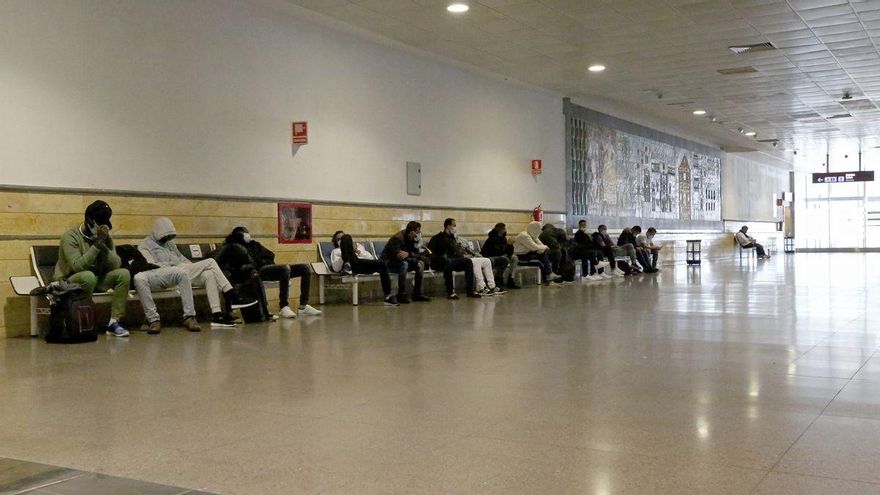 Un juez concluye que los migrantes pueden viajar desde Canarias a la Península con su pasaporte o petición de asilo