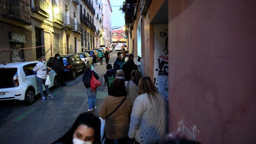 Recogiendo comida en la calle del Olmo