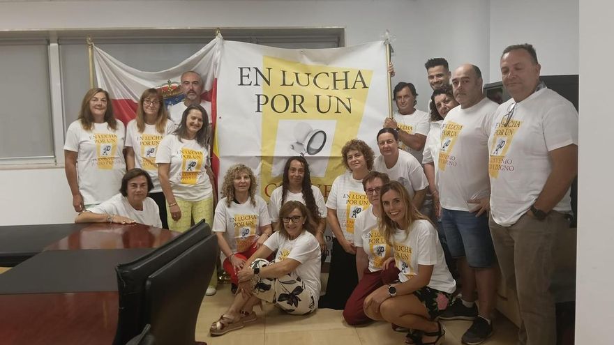 Empleados públicos se encierran en el Gobierno de Cantabria para reclamar un nuevo convenio sin actualizar hace 16 años