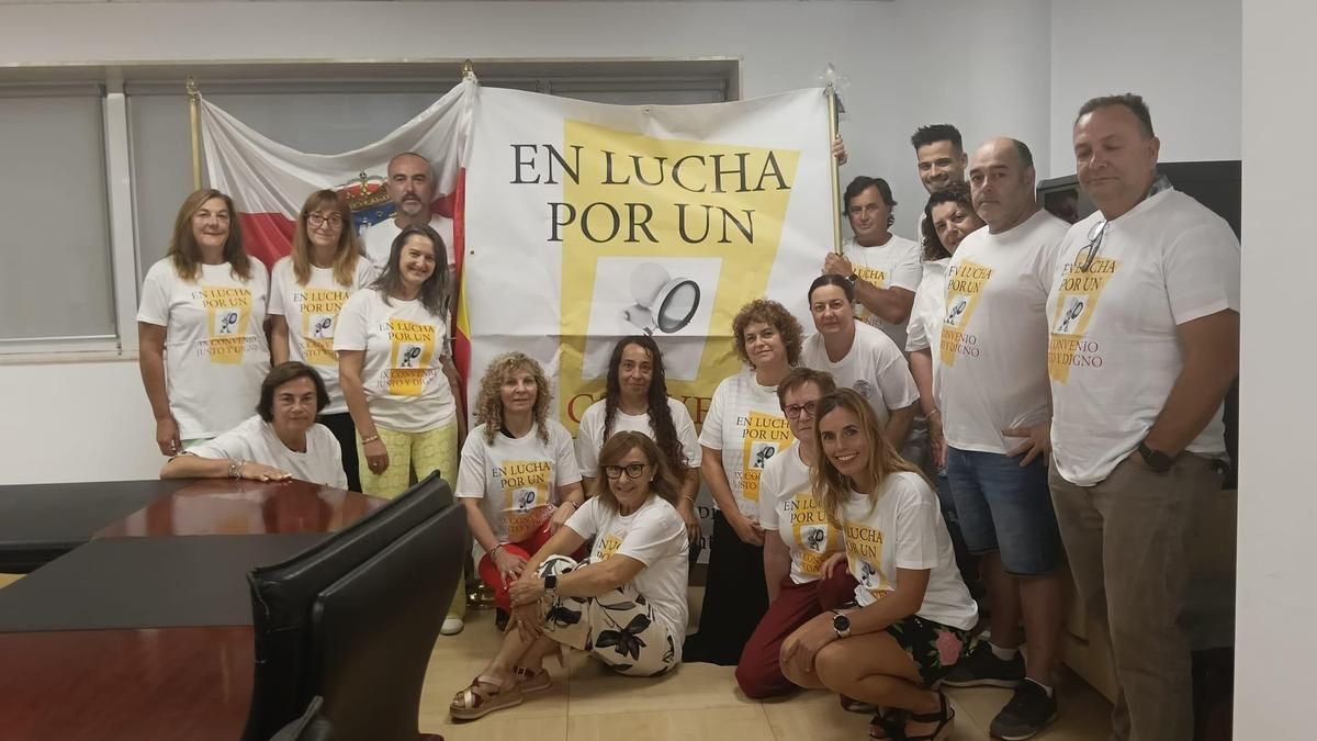 Empleados públicos se encierran en el Gobierno de Cantabria para reclamar un nuevo convenio sin actualizar hace 16 años