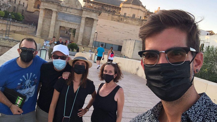 Parte del equipo junto a Macarena Gómez (con sombrero) este miércoles en el Puente Romano