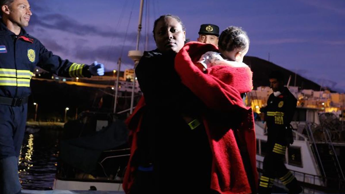FOTOGALERÍA | Llegada al puerto de Gran Tarajal, en Fuerteventura, de las personas que iban a bordo de una lancha neumática