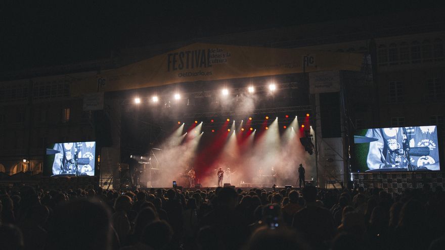 El gran escenario del Festival de las Ideas y la Cultura durante la actuación de Carlangas