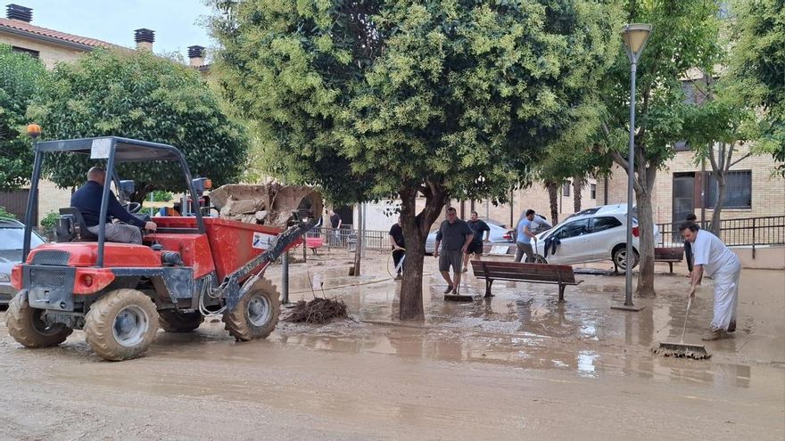 Ciudadanos de la provincia de Zaragoza limpian los desperfectos causados por la tormenta en el Bajo Huerva
