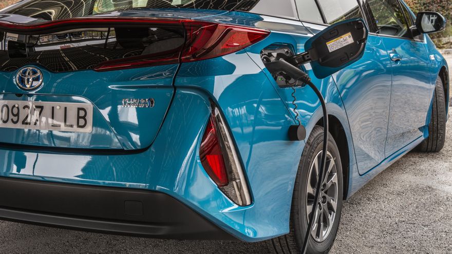 Toyota ha diseñado una oferta especial que pone a disposición tres tipos de puntos de carga tipo 'wallbox'.