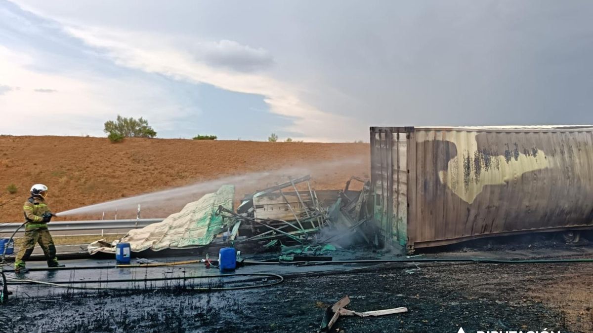 Bombero de la DPZ durante las labores de extinción