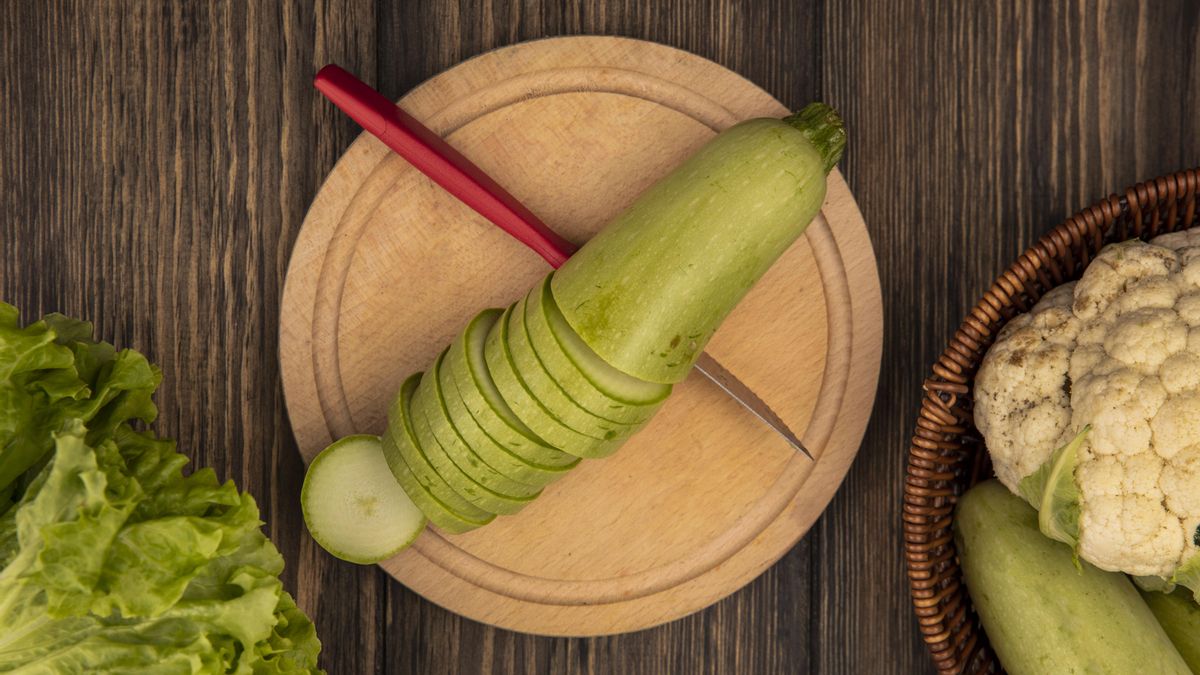 Para esta receta cortaremos el calabacín muy fino