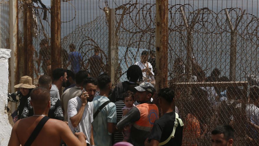 - Miles de jóvenes marroquíes llegaron este jueves a la frontera entre Castillejos (Marruecos) y Ceuta para tratar de cruzar la valla que separa las dos ciudades. EFE/Mohamed Siali