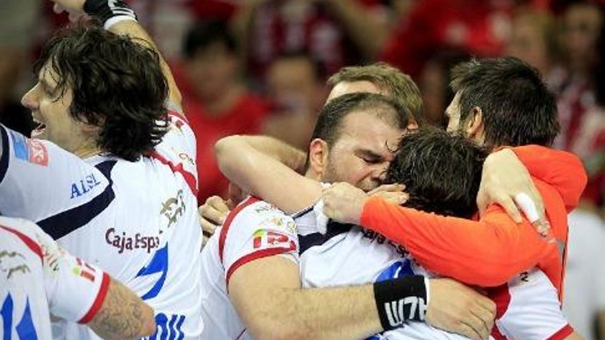 Los jugadores del Ademar celebran la clasificación. (Fuente: ehfcl.com)