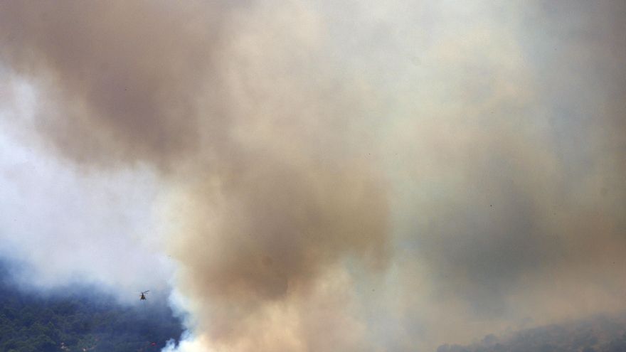 Los Bomberos dan el incendio de Paüls por controlado al 90 %, pendientes de dos humaredas