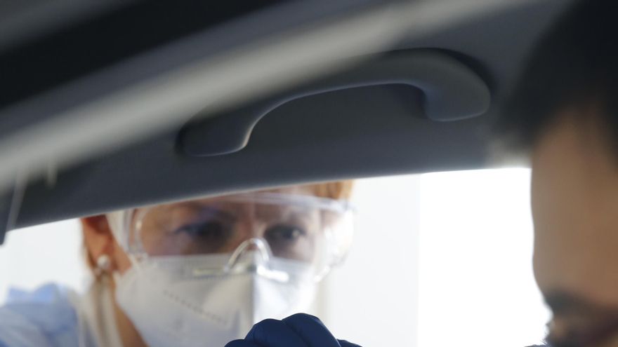 La enfermera Fátima Montero Embil realiza test PCR para la detección del COVID-19 en el "Autocovid" del Hospital Universitario Central de Asturias (HUCA).