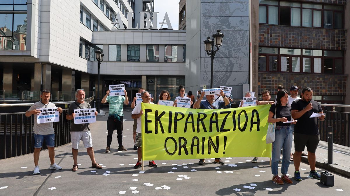Trabajadores concentrados ante el edificio de oficinas en el que está el Consorcio.
