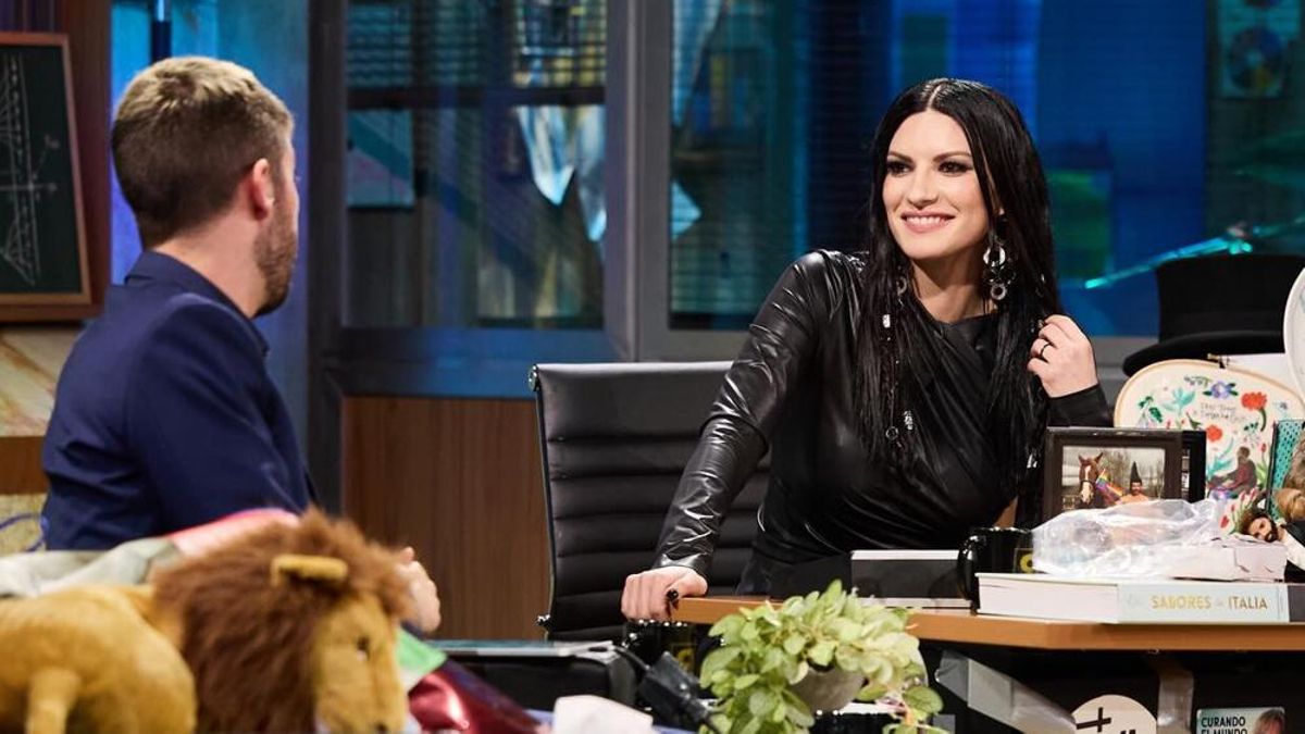 Laura Pausini junto a Broncano en 'La Revuelta'
