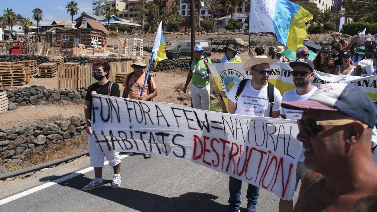 Unas doscientas personas se manifiestan este viernes en los alrededores de la obra del proyecto urbanístico de lujo Cuna del Alma, situado en el municipio tinerfeño de Adeje, para exigir su paralización. EFE/Alberto Valdés
