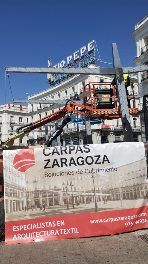 Un cartel con la recreación de cómo quedarán los toldos en Sol