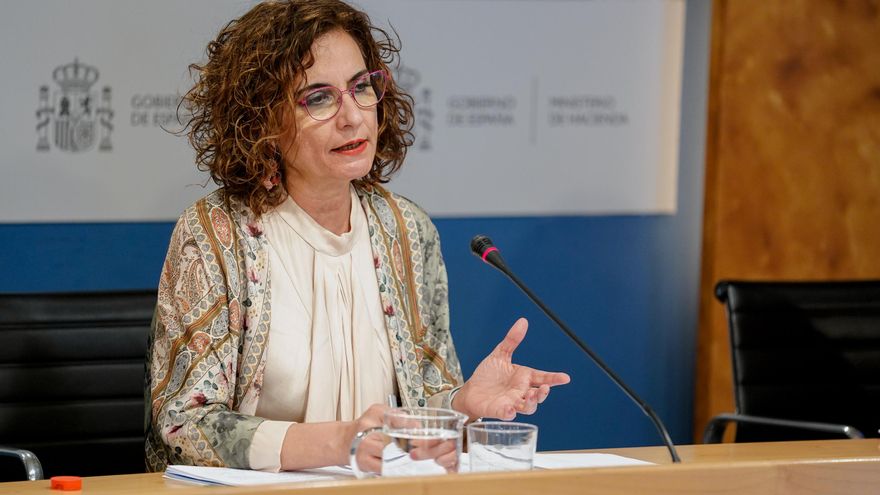 La ministra de Hacienda, María Jesús Montero, durante la presentación de las proyecciones de déficit incluidas en el Programa de Estabilidad 2021-2024, en la sede del Ministerio, a 30 de abril de 2021, en Madrid (España). Cada mes de abril, los estados mi