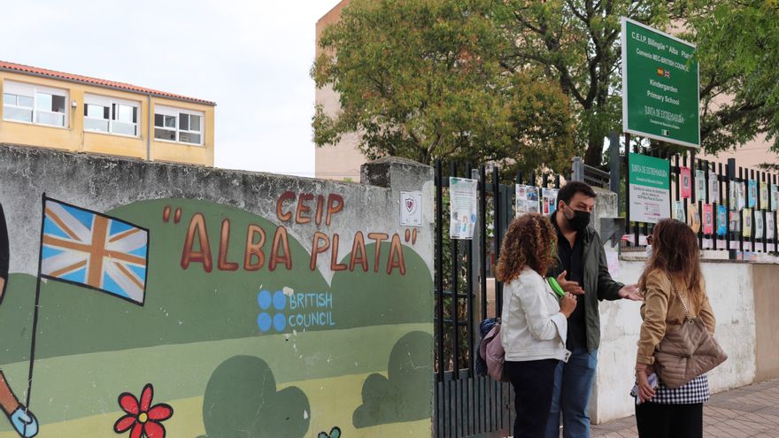 La AMPA de un colegio de Cáceres que permite entrar a dos alumnas sin mascarilla exige que se cumplan las normas sanitarias