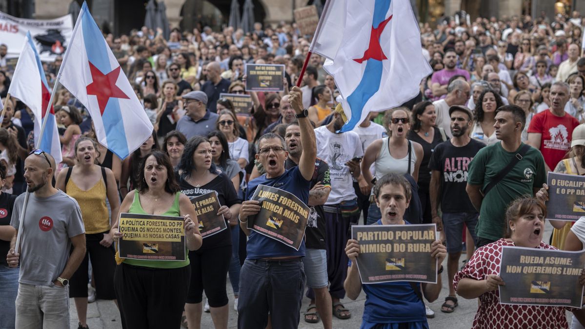 Asistentes a la concentración convocada el jueves 21 en Ourense por la plataforma 'Por un monte galego con futuro', una de las 30 celebradas en toda Galicia contra la gestión de los incendios forestales