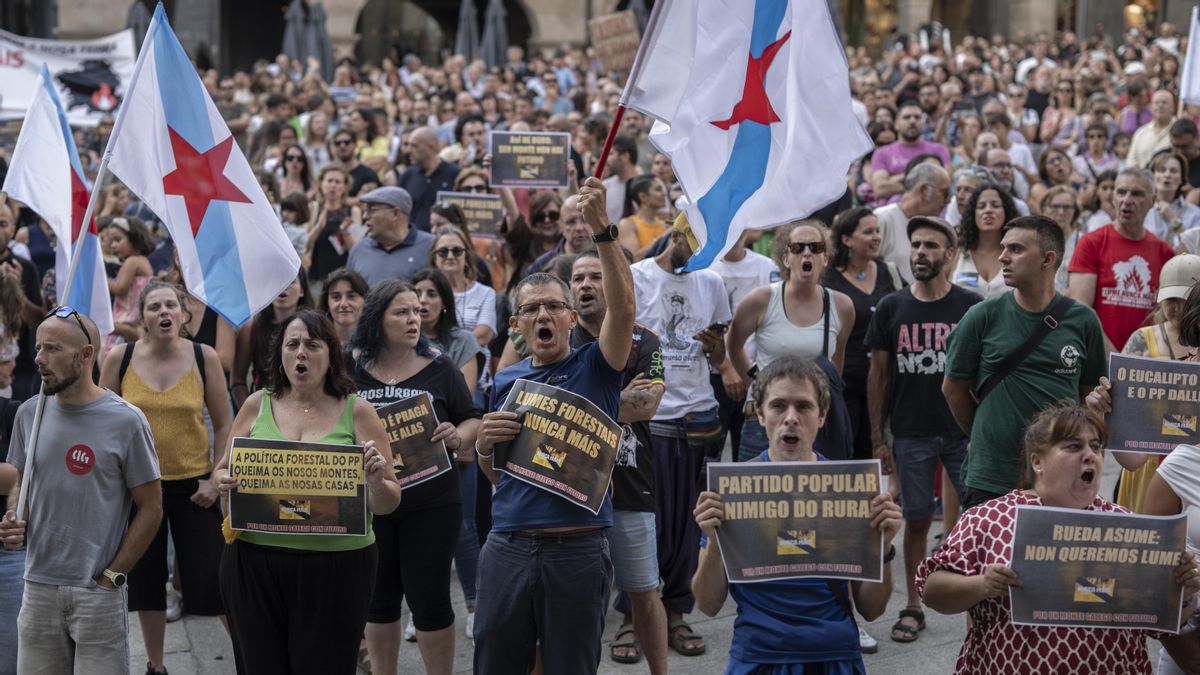Asistentes a la concentración convocada el jueves 21 en Ourense por la plataforma 'Por un monte galego con futuro', una de las 30 celebradas en toda Galicia contra la gestión de los incendios forestales