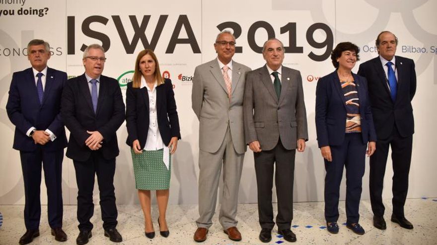 El Consejero de Medio Ambiente, Planificación Territorial y Vivienda del Gobierno Vasco, Iñaki Arriola (3d), ha participado este lunes en Bilbao, Bizkaia, en la inauguración del Congreso Mundial ISWA 2019, considerado un foro de referencia en el ámbito de la gestión de residuos, reciclaje y economía circular, al que asisten unos 1.200 expertos.